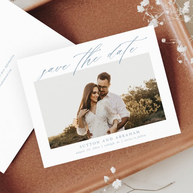 Budget Skript Foto Spara Datum (Elegant script dusty blue budget photo wedding save the date card.)