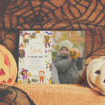 Budget Spooky Boy Halloween Födelsedagsfest Photo<br><div class="desc">Inbjudan familj och vänner under en spooktaculär tid med dessa söta Halloween födelsedagsfest inbjudan. Den lämnat sidan av denna budget, inbjudan, är dekorerad med ett handmålat gräns av roligt Halloween-tecken, det finns barn i kostymer, svarta katter, fladdermöss, leende pumpor, spöken, ett dans skelett, en mummi, spindlar, ballonger, stjärnor, magiska potioner,...</div>