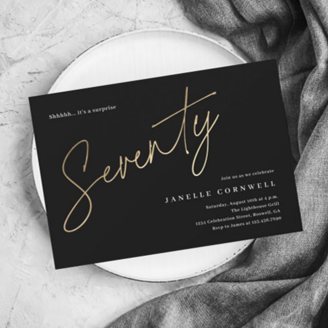Budget Svarta och Guld 70:e födelsedagsinbjudan (Modern gold script budget 70th birthday party invitations.)
