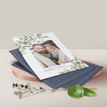 BUDGETEN - Blått Eucalyptus-foto Spara datum Flygblad<br><div class="desc">BUDGET FLYER Navy Blue, Modern, Rustic Sage Grönt Watercolor Eucalyptus Greenery Bröllop Photo Save the Date med ditt förlovning-foto och vår underbara kaliforniska (westerna) eukalyptus-grönt, moderna botaniska vinjettgreer och modern typografi. Elegant modern, men tidlös och klassisk. Denna utformning kombinerar det naturliga inslagen av eukalyptus och visuellt med modern typografi. Perfekt...</div>