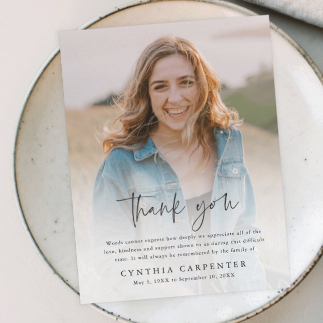 Budgetens vanliga minnesfoto - tackkort (Modern script simple budget photo memorial thank you card.)