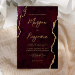 Budgetera Burgundy Guld Agate-skript Bröllopsinbju<br><div class="desc">Den här inbjudan från elegant bröllop innehåller en bakgrundsbild av burgudisk vattenfärgad agat som trimmas med faux guld glitter. Anpassadet kombinerar modern handskrift,  tryckplåt och kursivt typsnitt med guld-färgad. Den bakomliggande sidan har en samordnande burgundi och guld-agate-utformning.</div>