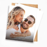 Budgetera MODETS kallgrafi Foto Lodrät Spara Dat<br><div class="desc">** SATIN PAPPER ÄR PAPPERT. UPPGRADERA PAPPRA FÖR EN TEKER-PAPPER. HAR ETT ALTERNATIV FÖR ENVELOPES. *** Spara pengar på formella inbjudningar med denna mindre inbjudan som har ett alternativ för kuvert. Hämta redot för gästerna till bröllop med MODETS Calligraphy Photo-Lodrät Spara datumkorten. Vill du ha en större version? Checka ut...</div>