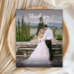 Budgeterad Chic Kalligrafi 2 Foto Bröllop Tack<br><div class="desc">Budgeterad Modern Hand Lettered Script 2 Photo Bröllop Tack-personlig till ett överkomligt pris med ett THIN-kort med låg budget. Med den moderna Snyggten bröllop tackar du kortmallen som innehåller ett framfoto av fullt med övertäckningstexten "Tack" i ett snabbt skrivet typografi eller kalligrafiskt skriptteckensnitt med dekoröverlägg i vitt på bild. ***NOTERA!...</div>