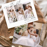 Budgeterad Elegant Spara datum 4 fotoinbjudningar Flygblad<br><div class="desc">Budget Modern och Elegant liggande Vågrät 4 (4) Foto Spara datum Bröllop Magnet med handskrivet skripttypografi. Datuminbjudningsmagneten innehåller skripttypografi och chic och enkel design som du kan lägga till ditt anpassade förlovning-fotografi bild till.</div>