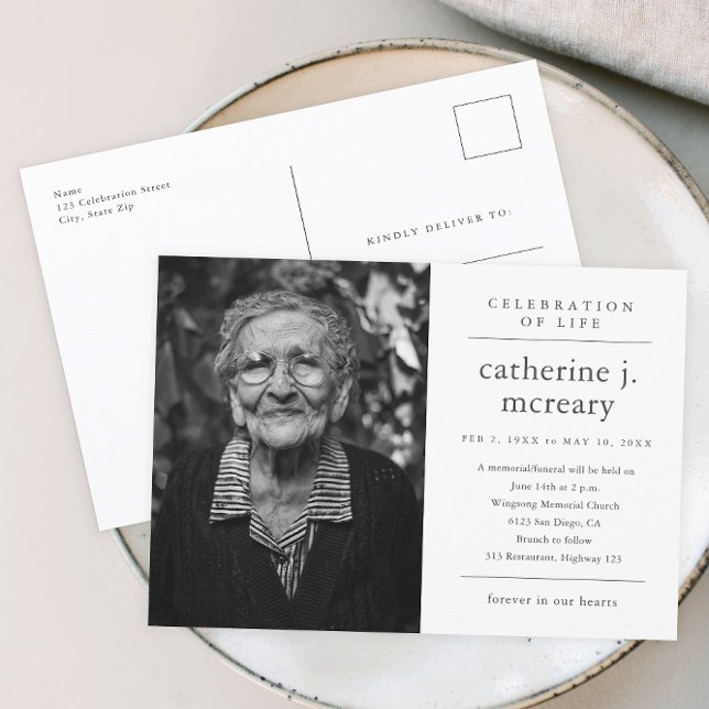 Budgeterad enkel fotominnesinbjudan inbjudan vykort (Simple typography black and white memorial celebration of life invitation postcard.)