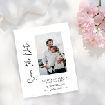 Budgeterad fotohandtypografi Spara datum W Flyer<br><div class="desc">****** MATTEN PAPPER ÄR TUNG. UPPGRADERA FÖR EN PAPPER. INGA ENVELOPES INGÅR. KONTROLLERA LÄNKEN NEDAN FÖR KORT LAGRAR, TEKNIKKORT. KORT LAGRAR HAR TEKNIKKORT ETT ALTERNATIV FÖR ENVELOPES ELLER INKLUDERAR DEM******** Inga kuvert, papper flygblad. Spara pengar på formella inbjudningar med denna pappra inbjudan. Hämta redot för gästerna till bröllop med den...</div>
