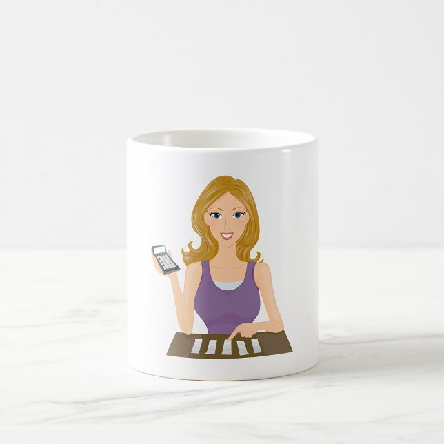 Budgeterande kvinna med miniräknare Personlig ekon Kaffemugg (Skapare uppladdad)