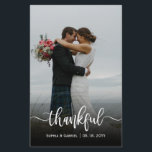 Budgeterat Bröllop-fototack - tack för ditt kort<br><div class="desc">Ett "tacksamt" skript för budgetens moderna handskrivet foto i Bröllop, tack vare dina kort. Den moderna Snyggten bröllop tackar dig för att du har en vykortsmall med ett foto på framsidan av fullt med övertäckningstexten "Thankful" i ett handskrivet calligraphy-skript i vitt på bild. Lägg till ditt eget namn och tack...</div>