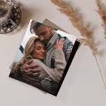 Budgeterat foto V MOD Chic 8 Spara datum<br><div class="desc">** SATIN PAPPER ÄR PAPPERT. UPPGRADERA PAPPRA FÖR EN TEKER-PAPPER. HAR ETT ALTERNATIV FÖR ENVELOPES. *** Spara pengar på inbjudningar med denna mindre inbjudan som har ett alternativ för kuvert. Hämta redot för gästerna till bröllop med Chicen Photo V MOD 8 Spara datuminbjudningarna. Vill du ha en större version? Ta...</div>