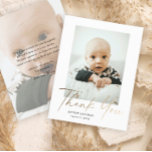 Budgeterat minimiskript Foto Baby - tackkort för<br><div class="desc">Budgeterat minimiskript - fotopapper Baby - tackkort. Baksidan innehåller ett meddelande från familjen och ett andra foto. Klicka på knappen Redigera om du vill anpassa designen med foton och detaljer.</div>