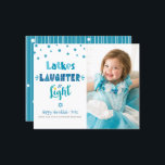 Budgeterat Photo Hanukkah Latkes Laughlight Card<br><div class="desc">"Skrattar, skratt och ljus." Roligt, vismisk, handgjord typografi och en slumpmässig stjärna av David mönster i dammig blått, turkos och teal på vit bakgrund, tillsammans med fotot som du själv väljer, hjälper dig att gå in i Hanukkah. Hand plockade, vitt linjer och slumpmässiga stjärnor av David mönster täcker över en...</div>