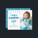 Budgeterat Photo Hanukkah Latkes Laughlight Card<br><div class="desc">"Skrattar, skratt och ljus." Roligt, vismisk, handgjord typografi och en slumpmässig stjärna av David mönster i dammig blått, turkos och teal på vit bakgrund, tillsammans med fotot som du själv väljer, hjälper dig att gå in i Hanukkah. Hand plockade, vitt linjer och slumpmässiga stjärnor av David mönster täcker över en...</div>