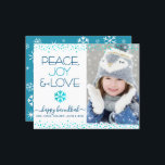 Budgeterat Photo Hanukkah Peace Kärlek Snowflake C<br><div class="desc">"Fred, glädje och kärlek." En roligt, lekfull, turkotisk, blåfaux foil snowflake-illustration, konetti-punkter och turkos och marin blå typografi på en ren, vit bakgrund, tillsammans med anpassningsbarna som du väljer, hjälper dig att gå in i Hanukkah-säsongen. En slumpmässig vit snöflinga mönster överträffar turkosa blå på baksidan. Känn helgdagarnas värme och glädje...</div>