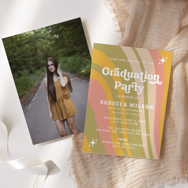 Budgeterat Retro Groovy 70s-Studentfestens foto (Retro Groovy Pink Green 70s Graduation Party Photo Invitation)