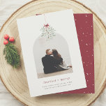 Budgetfel: Minimalistisk ljusbågsfoto jul<br><div class="desc">Ett modernt och minimalistiskt pars julkortsdesign... helgdag kort. Framsidan av detta budgetkort innehåller en bunt av vattenfärgsmistletogrey som är inlindad i ett båge. Under mistletoe finns det ett foto av anpassningsbarna som du kan välja i en boho, modern bågform. Perfekt för par och nylweds. Under fotot hittar du "gift merry"...</div>