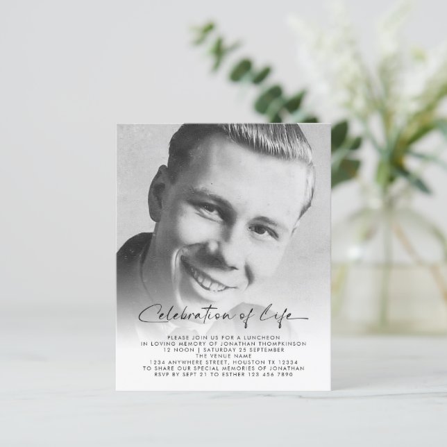 Budgetfoto Firande i Life Luncheon Inbjudan (Stående Fram)