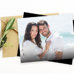 Budgetfoto H MOD Chic 8 Spara datum<br><div class="desc">Chic och unika med modern minimalism beskriver detta fotosparande av datumet. Detta är en designad konstnär och det är underbart för alla bröllop - vår bröllop, sommar-bröllop, fallbröllop, rustik bröllop, boho bröllop, vinterbröllop, prinsessan bröllop, teman med mera. Det är enkelt att skapa Spara datum snabbt med våra mallar för enkel...</div>