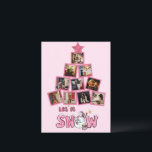 Budgetfoto Låt det snöa Rosa jul Vykort<br><div class="desc">Cute rosa Julgran,  som är gjord med ditt eget urval av personliga foton,  gör den här perfekten av budgetkortet för helgdag till dina vänner och din familj. "Låt det snöa" ett snögubbe i mitten. Söt Festive rosa glitter star ovanpå det här fotot träd avslutar av det här söta hälsning-vykortet.</div>