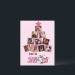 Budgetfoto Låt det snöa Rosa jul Vykort<br><div class="desc">Cute rosa Julgran,  som är gjord med ditt eget urval av personliga foton,  gör den här perfekten av budgetkortet för helgdag till dina vänner och din familj. "Låt det snöa" ett snögubbe i mitten. Söt Festive rosa glitter star ovanpå det här fotot träd avslutar av det här söta hälsning-vykortet.</div>