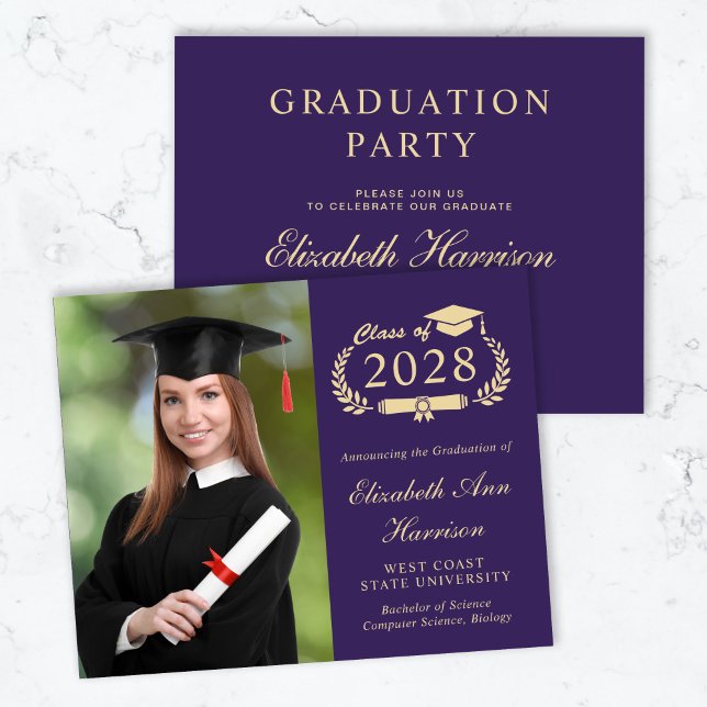 Budgetfoto lila examensfestinbjudan (An elegant college graduation party invitation to celebrate the graduate's achievements)