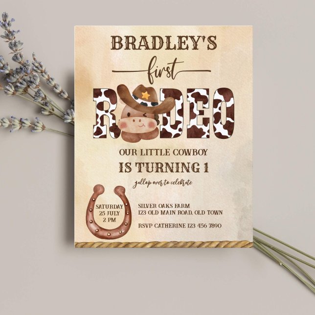 Budgetinbjudan till kalkylhäst för cowboysalva (Cute baby cowboy horse first rodeo birthday western invitation template cow pattern sript)