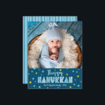 Budgetkort för fotnoten Lycklig Hanukkah Blue Guld<br><div class="desc">"Lycklig Hanukkah." Roligt, lekfull, vismisk, handgjord typografi och en slumpmässig stjärna av David mönster i ljusblått och faux-guld folie, som överbelastar mörk marin blå linjer i hand plockade på marin blå bakgrund, tillsammans med fotot som du själv väljer, hjälper dig att gå in i Hanukkah. Hand plockade marinblått linjer övertäckte...</div>