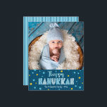 Budgetkort för fotnoten Lycklig Hanukkah Blue Guld<br><div class="desc">"Lycklig Hanukkah." Roligt, lekfull, vismisk, handgjord typografi och en slumpmässig stjärna av David mönster i ljusblått och faux-guld folie, som överbelastar mörk marin blå linjer i hand plockade på marin blå bakgrund, tillsammans med fotot som du själv väljer, hjälper dig att gå in i Hanukkah. Hand plockade marinblått linjer övertäckte...</div>