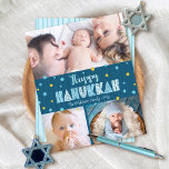 Budgetkort för Lycklig Hanukkah 3 - fotblå Guld-st<br><div class="desc">"Lycklig Hanukkah." Roligt, lekfull, vismisk, handgjord typografi tillsammans med en slumpmässig stjärna av David mönster i ljusblå och faux-guld-folie, allt som täcker mörkens marinblå linjer i hand plockade på marinblå bakgrund och tre foton av ditt val hjälper dig att gå in i Hanukkah. Hand plockade-turkos linjer täcker över en ljusblåaktig...</div>