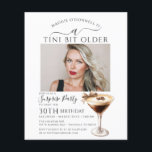 BUDGETÖVERPRISE PARTY Tini Bit Older Martini 30:e<br><div class="desc">Fågelfirmans foto går i centrum i det här trendiget,  Martini överraskningsinbjudan till party födelsedag. Elegant- och chicens utformning har en espresso martini. En söt bugg ger en feminin beröring. Hela texten kan redigeras.</div>