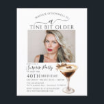 BUDGETÖVERPRISE PARTY Tini Bit Older Martini 40:e<br><div class="desc">Fågelfirmans foto går i centrum i det här trendiget,  Martini överraskningsinbjudan till party födelsedag. Elegant- och chicens utformning har en espresso martini. En söt bugg ger en feminin beröring. Hela texten kan redigeras.</div>