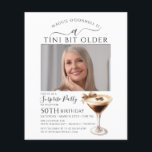 BUDGETÖVERPRISE PARTY Tini Bit Older Martini 50:e<br><div class="desc">Fågelfirmans foto går i centrum i det här trendiget,  Martini överraskningsinbjudan till party födelsedag. Elegant- och chicens utformning har en espresso martini. En söt bugg ger en feminin beröring. Hela texten kan redigeras.</div>