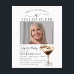 BUDGETÖVERPRISE PARTY Tini Bit Older Martini 50:e<br><div class="desc">Fågelfirmans foto går i centrum i det här trendiget,  Martini överraskningsinbjudan till party födelsedag. Elegant- och chicens utformning har en espresso martini. En söt bugg ger en feminin beröring. Hela texten kan redigeras.</div>