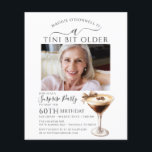 BUDGETÖVERPRISE PARTY Tini Bit Older Martini 60:e<br><div class="desc">Fågelfirmans foto går i centrum i det här trendiget,  Martini överraskningsinbjudan till party födelsedag. Elegant- och chicens utformning har en espresso martini. En söt bugg ger en feminin beröring. Hela texten kan redigeras.</div>