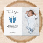 Budgetpojkens babyfoto - tackkort<br><div class="desc">Den här budgetpojkens babyvisa tack. Ditt kort är dekorerat med elegantens skrivstil och glittrens blå baby fötter. Anpassade enkelt med ditt meddelande och din bild.</div>