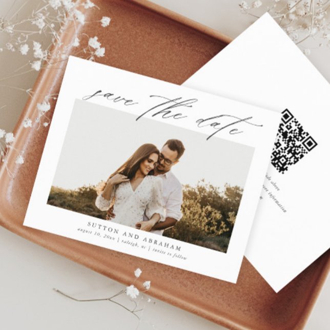 Budgetskriptfoto Spara datum med QR-kod (Elegant script budget photo save the date with QR Code.)