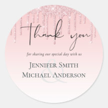 Budgetsminkad söt bröllopsflicka med droppande gli