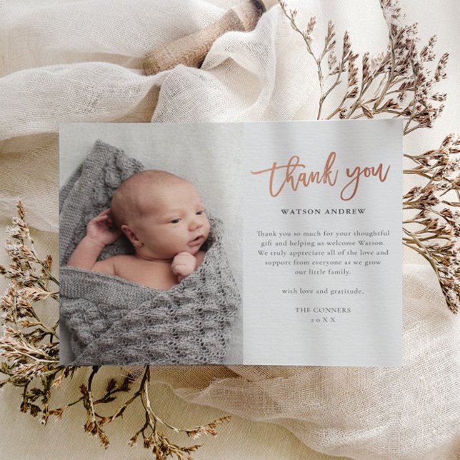 Budgettackkort för bebisfoto (Modern rose gold script calligraphy baby photo thank you card.)