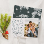 Budgetvänlig mot gud Julens Helgdag Foto<br><div class="desc">Julkort i contemporary religiösa visar dina favoritfamiljefoto från i år! Detta budgetkort har två separata avsnitt: på den lämnat sidan finns det "Glory to God in the high" skriven i modern text i psalmskript. "I" i "högst" har lite hjärta i stället för punkt. Under den handskrivna kalligrafin skrivs året och...</div>