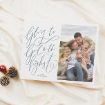 Budgetvänlig mot gud Julens Helgdag Foto<br><div class="desc">Julkort i contemporary religiösa visar dina favoritfamiljefoto från i år! Detta budgetkort har två separata avsnitt: på den lämnat sidan finns det "Glory to God in the high" skriven i modern text i psalmskript. "I" i "högst" har lite hjärta i stället för punkt. Under den handskrivna kalligrafin skrivs året och...</div>