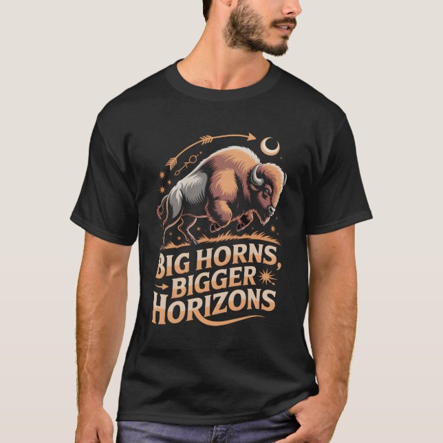Buffalo – Big Horns, Big Horizons T Shirt (Framsida)