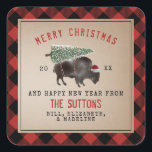 Buffalo Bison Santa God jul Träd Fyrkantigt Klistermärke<br><div class="desc">Illustration av en buffel som bär en tomathatt med ett snö täckt Julgran som är bunden till ryggen. Gräns är rött och svart buffel plaid mönster.</div>