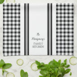 Buffalo Check Play Black | White Family Namn Kökshandduk<br><div class="desc">Rustic farmhouse stil simple rand och buffalo checkar svart och vitt köksmönster. Underbart för gåvor till hemmavärmare och möhippor. Ursprunglig design efter Helgdag Hearts Designs (reserverade höger).</div>