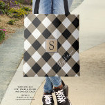 Buffalo Check Play Brown Black Monogram Namn Tygkasse<br><div class="desc">Svart, brun och vit buffel-personlig med ett monogram och namn som tillval visas i ett modernt, handskrivet skript med chic. Baksidan är ett massivt svart färg som kan ändras efter behov. Textteckensnittet stil, storlek och färg kan också ändras för ett annat utseende. Kontakta designern om du vill att designen ska...</div>