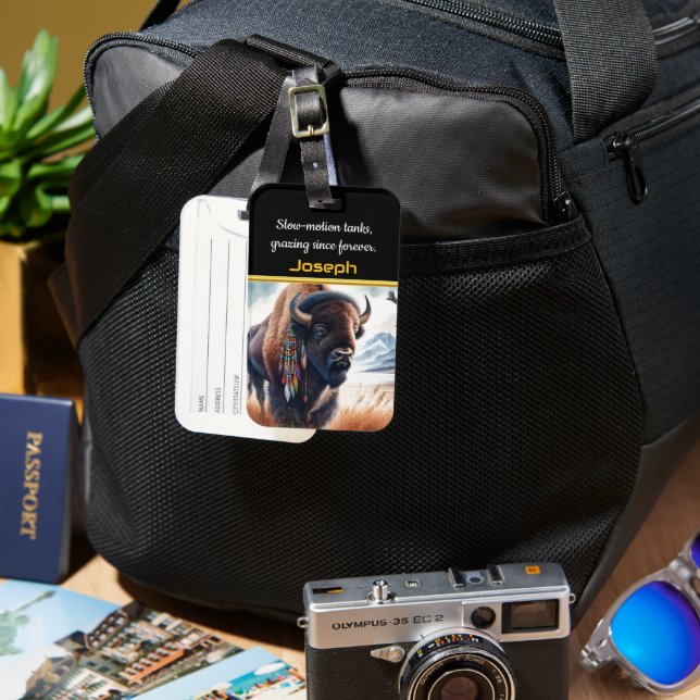 Buffalo Grazing in Mountain Valley Bagagebricka (Framsida & Baksida)