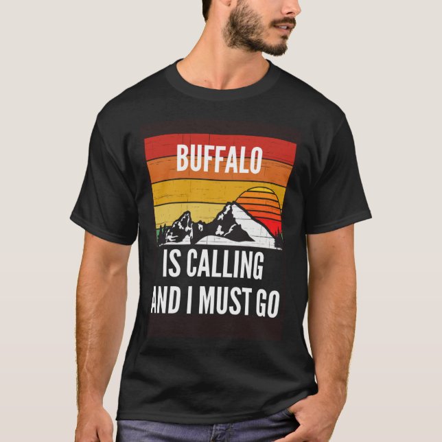 Buffalo Is Calling And I Must Go T Shirt (Framsida)