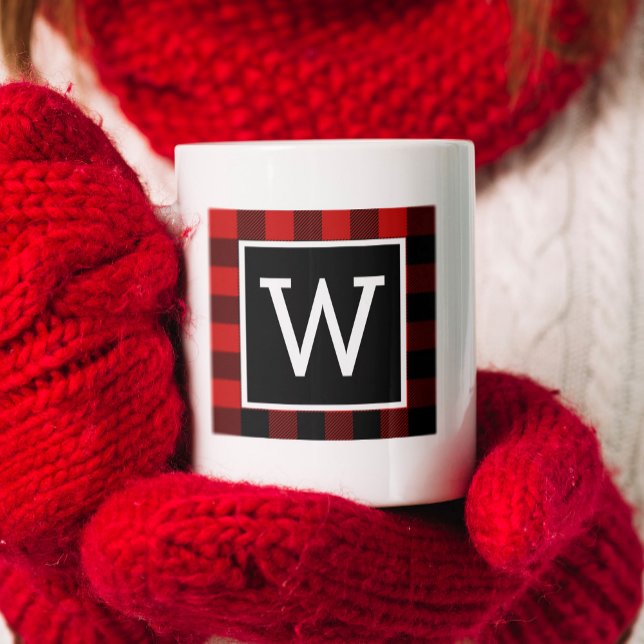 Buffalo Play Monogram Helgdag Kaffemugg (Classic Monogram with a buffalo plaid pattern behind it perfect for a holiday gift.)