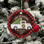 Buffalo Play Monogram Photo Vintage White Lastbil Julgransprydnad Keramik<br><div class="desc">Den här personligen har en viktig utformning av vår vintage som lastbil bär med sig ett Julgran med plats för text och ett foto, allt på en varm buffelbakgrund. Samlingen av produkter för samordning finns tillgänglig i vår butik, zazzle.com/store/doodlelulu. Kontakta oss om du behöver den här designen för en specifik...</div>