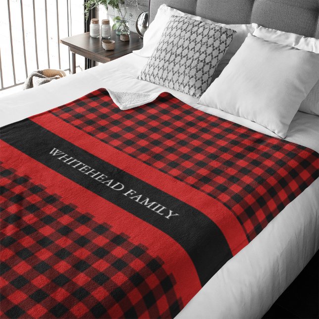 Buffalo Play Red Black Classic Namn Fleecefilt (Add some personalized style and cozy comfort to your space with this classic buffalo plaid)