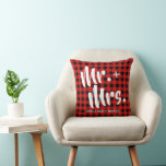 Buffalo Play Tartan Mr. och Bröllop Kudde<br><div class="desc">Rustic land-parakudin med rödbuffel plaid tartan mönster, titeln Mr. Och mrs, och din namn under. På motsatt sida står data om när du först möts (eller första datum), ja-dagen (förlovad) och bästa dag (bröllop-datum). Bakgrunden kan ändras till vilken färg som helst till kostym som din hemskår. Det skulle göra en...</div>